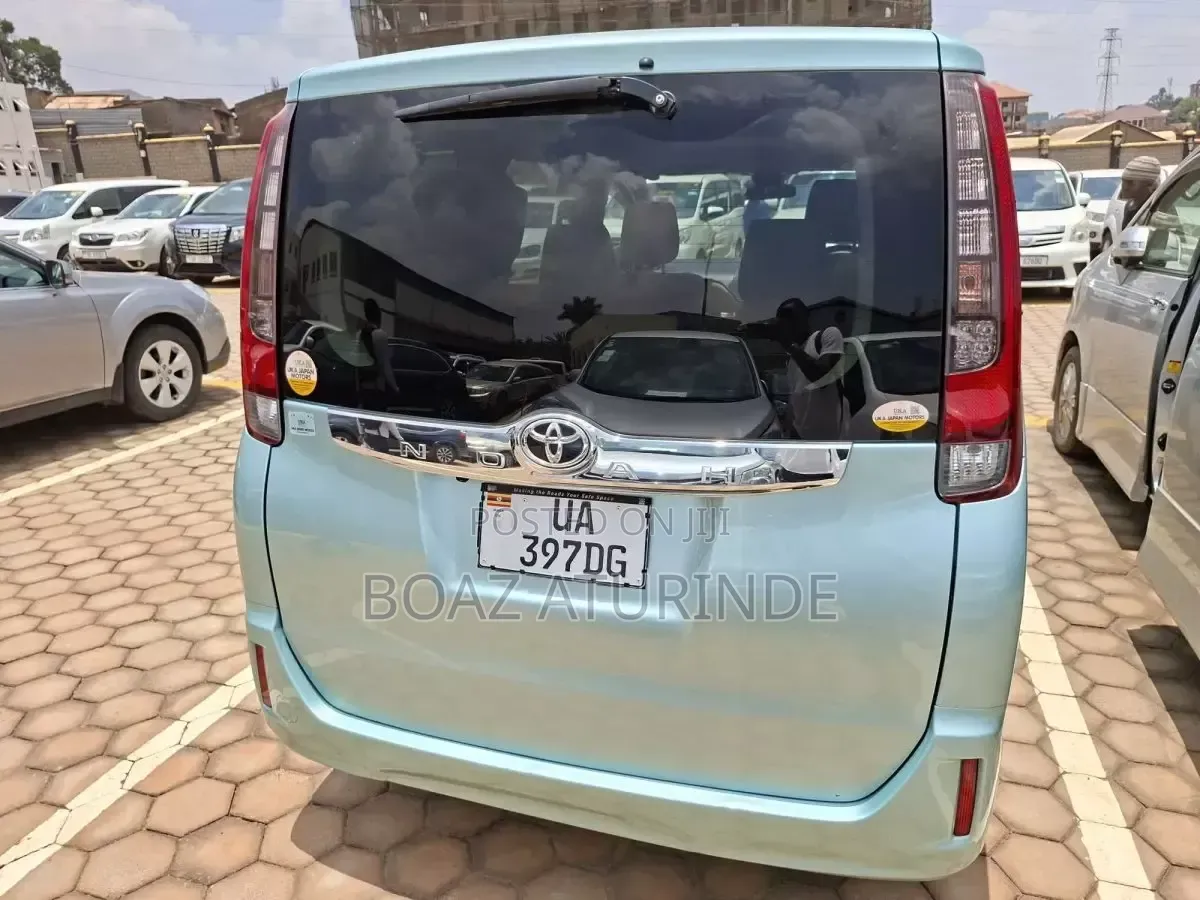 Toyota Noah 2016