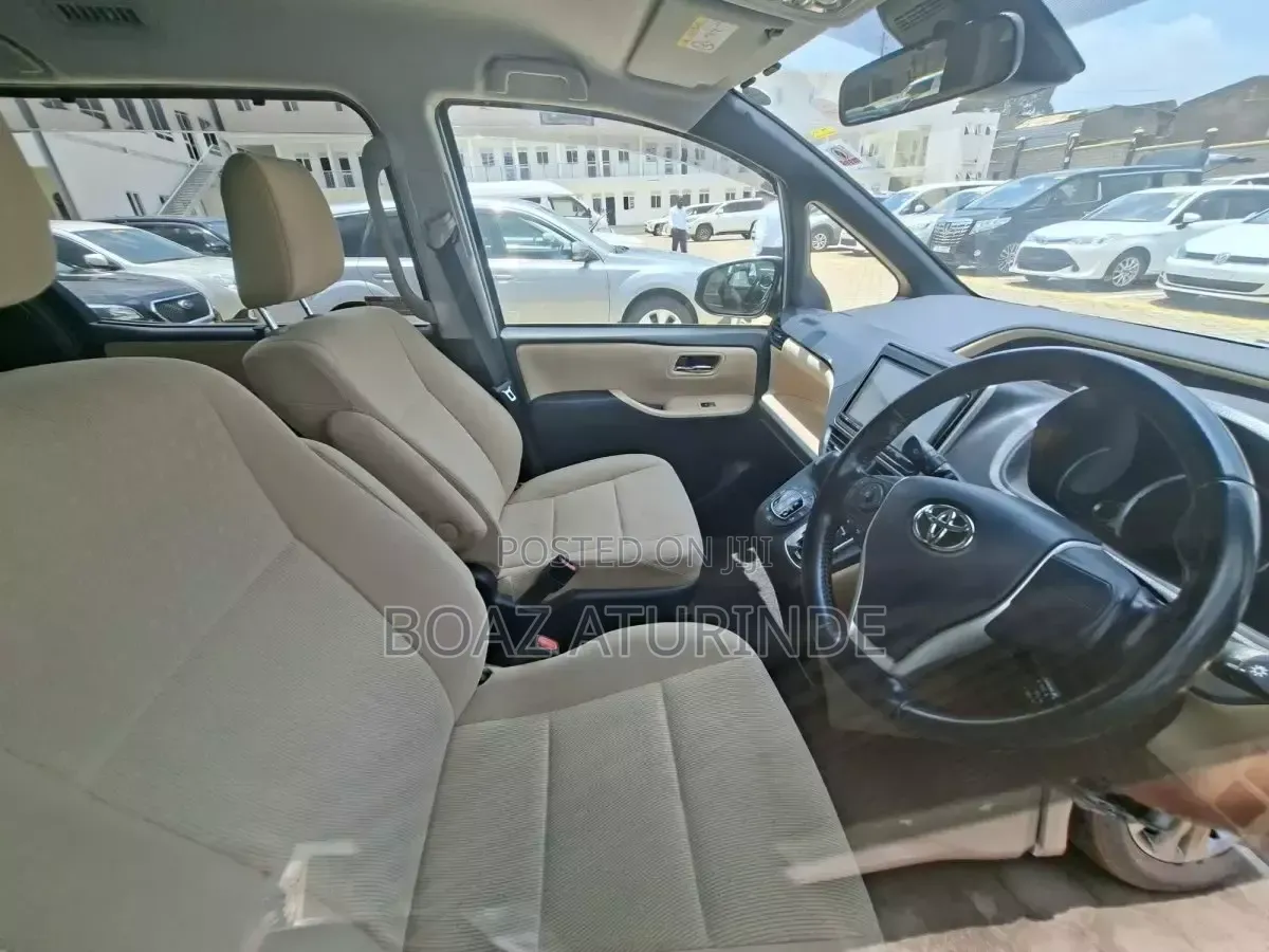Toyota Noah 2016