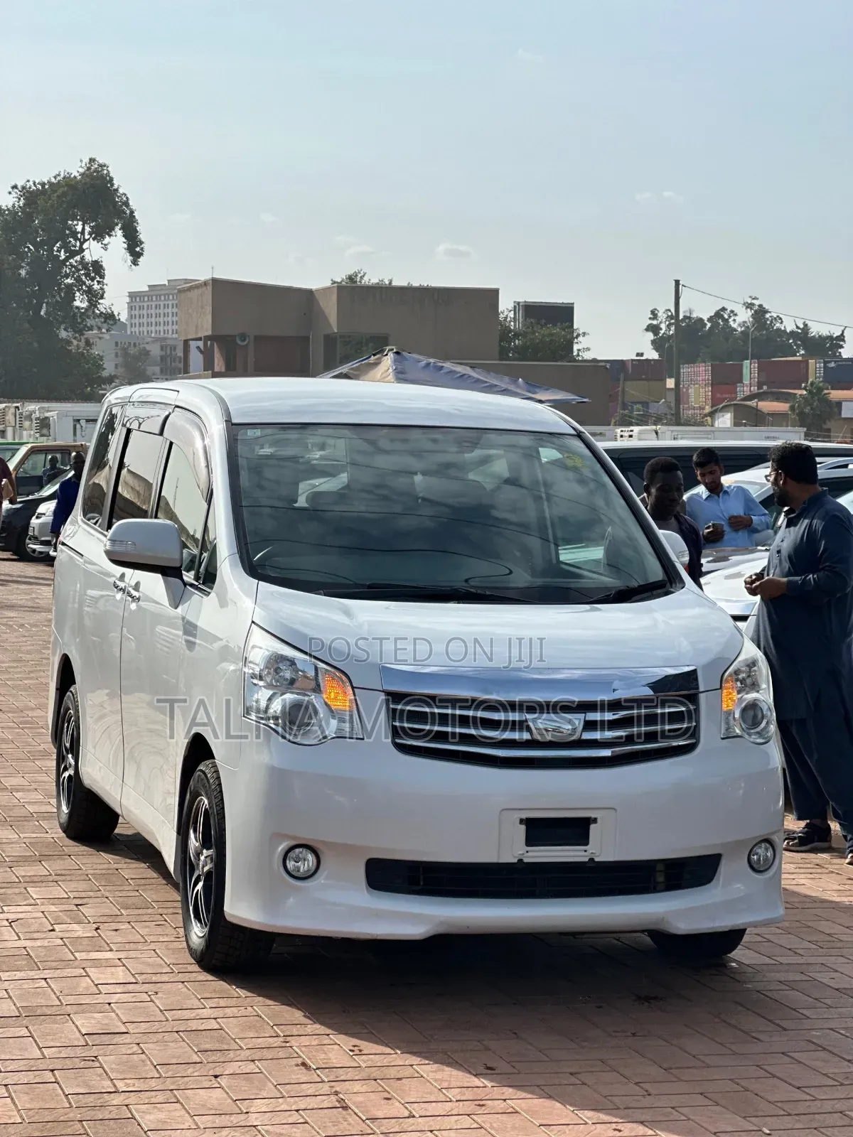Toyota Noah 2.0 143hp AWD (7 Seater) 2013 White