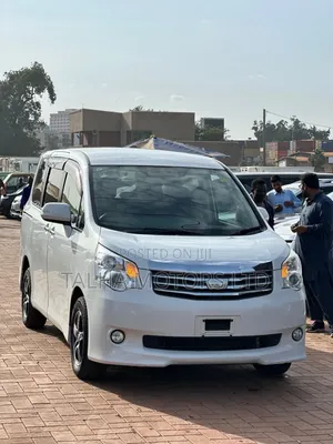 Toyota Noah 2.0 143hp AWD (7 Seater) 2013 White