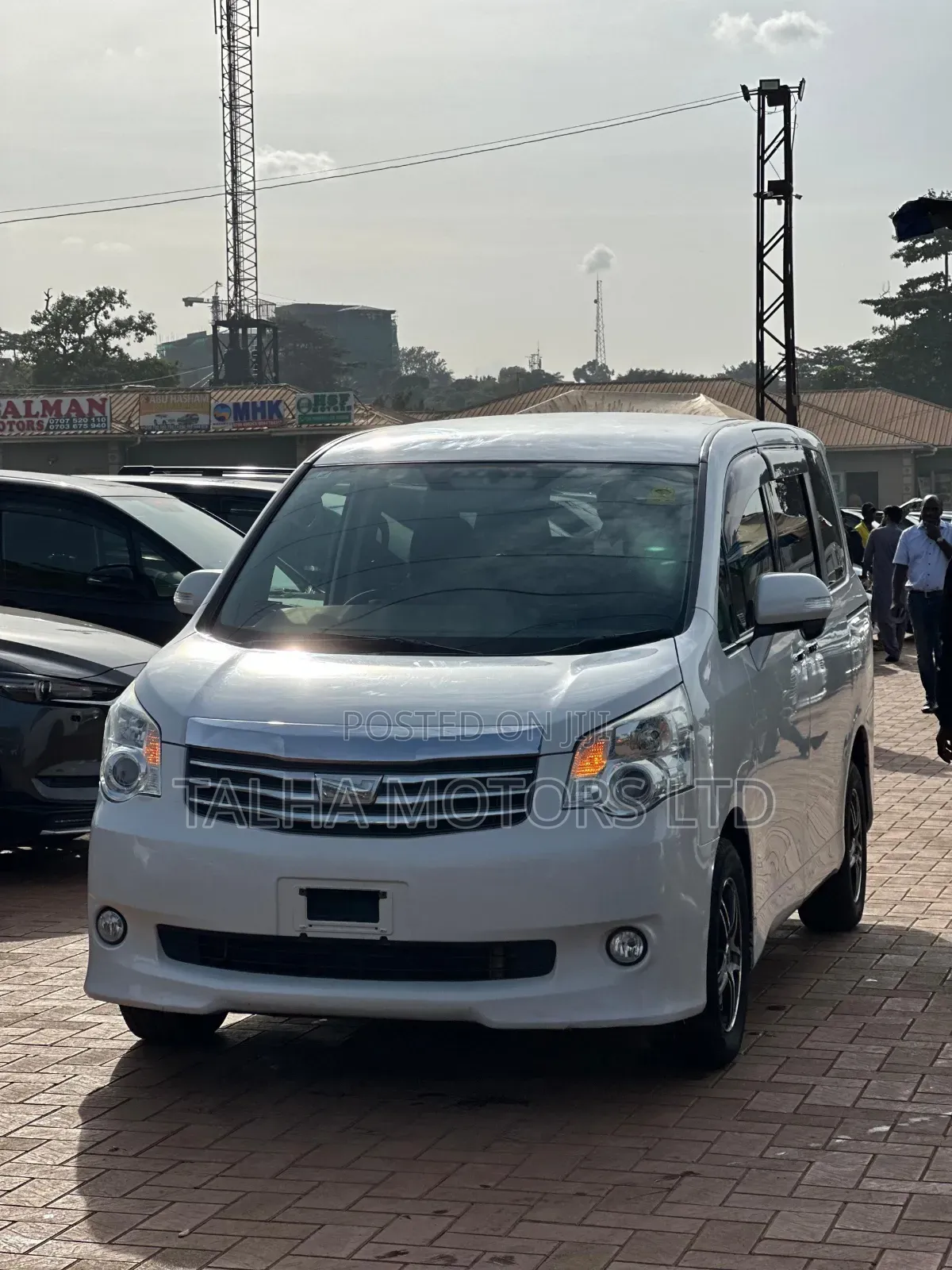 Toyota Noah 2.0 143hp AWD (7 Seater) 2013 White