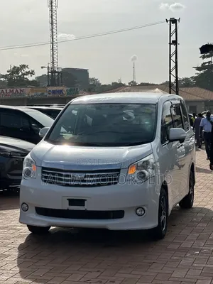 Toyota Noah 2.0 143hp AWD (7 Seater) 2013 White