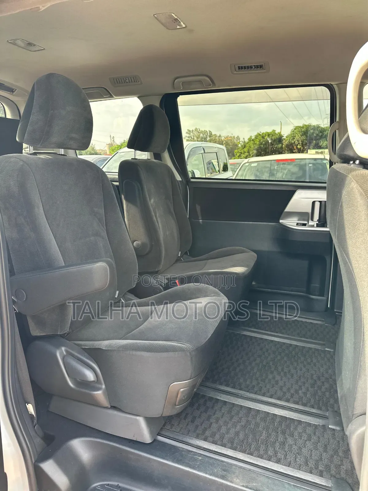 Toyota Noah 2.0 143hp AWD (7 Seater) 2013 White