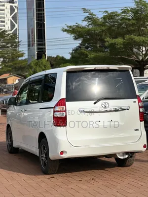 Toyota Noah 2.0 143hp AWD (7 Seater) 2013 White
