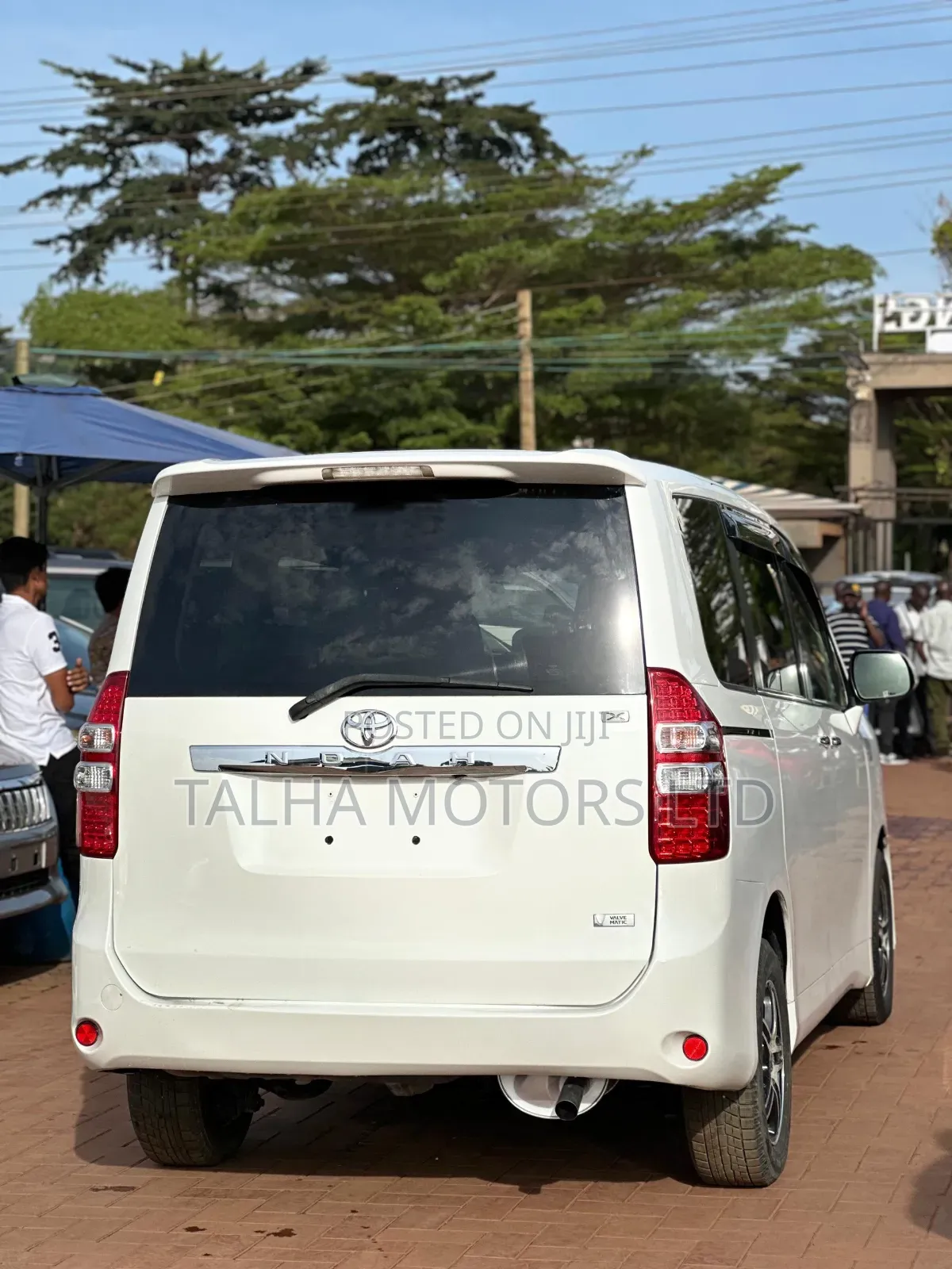 Toyota Noah 2.0 143hp AWD (7 Seater) 2013 White