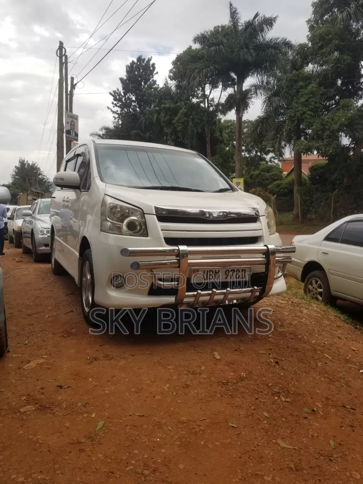 Toyota Noah 2.0 143hp AWD (7 Seater) 2009 White