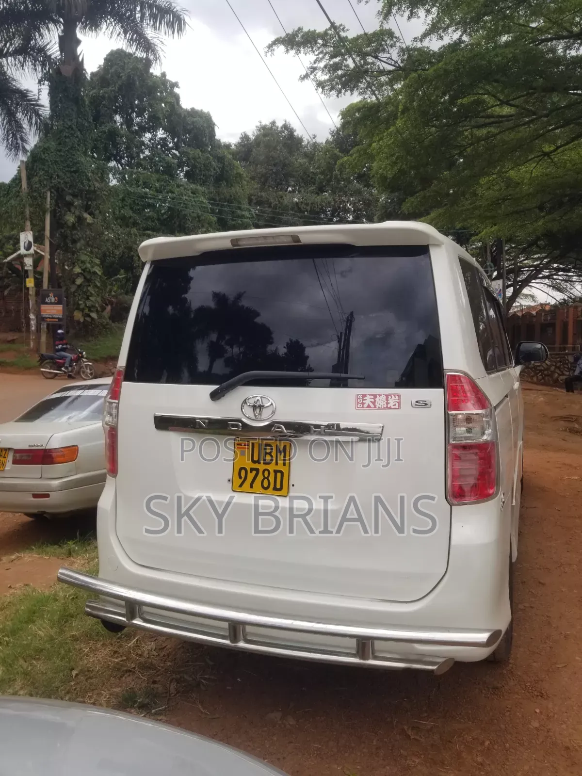 Toyota Noah 2.0 143hp AWD (7 Seater) 2009 White
