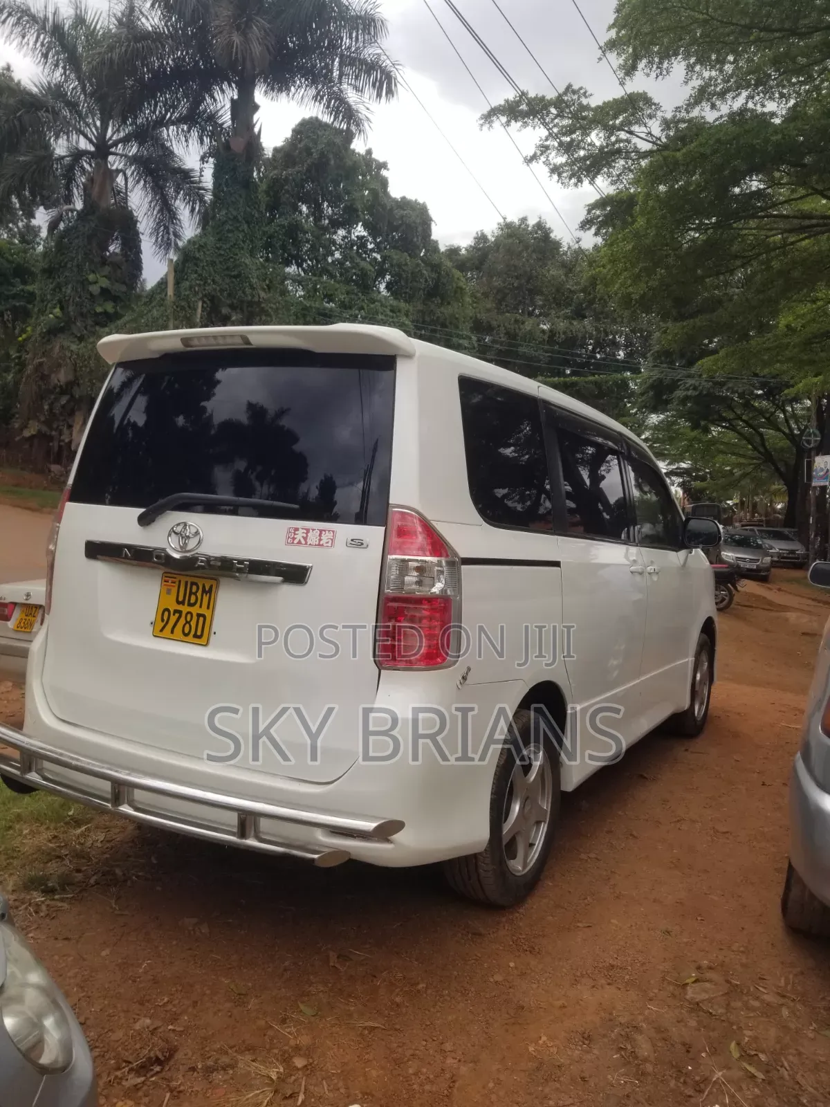 Toyota Noah 2.0 143hp AWD (7 Seater) 2009 White