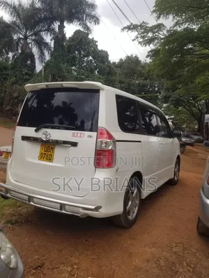 Toyota Noah 2.0 143hp AWD (7 Seater) 2009 White