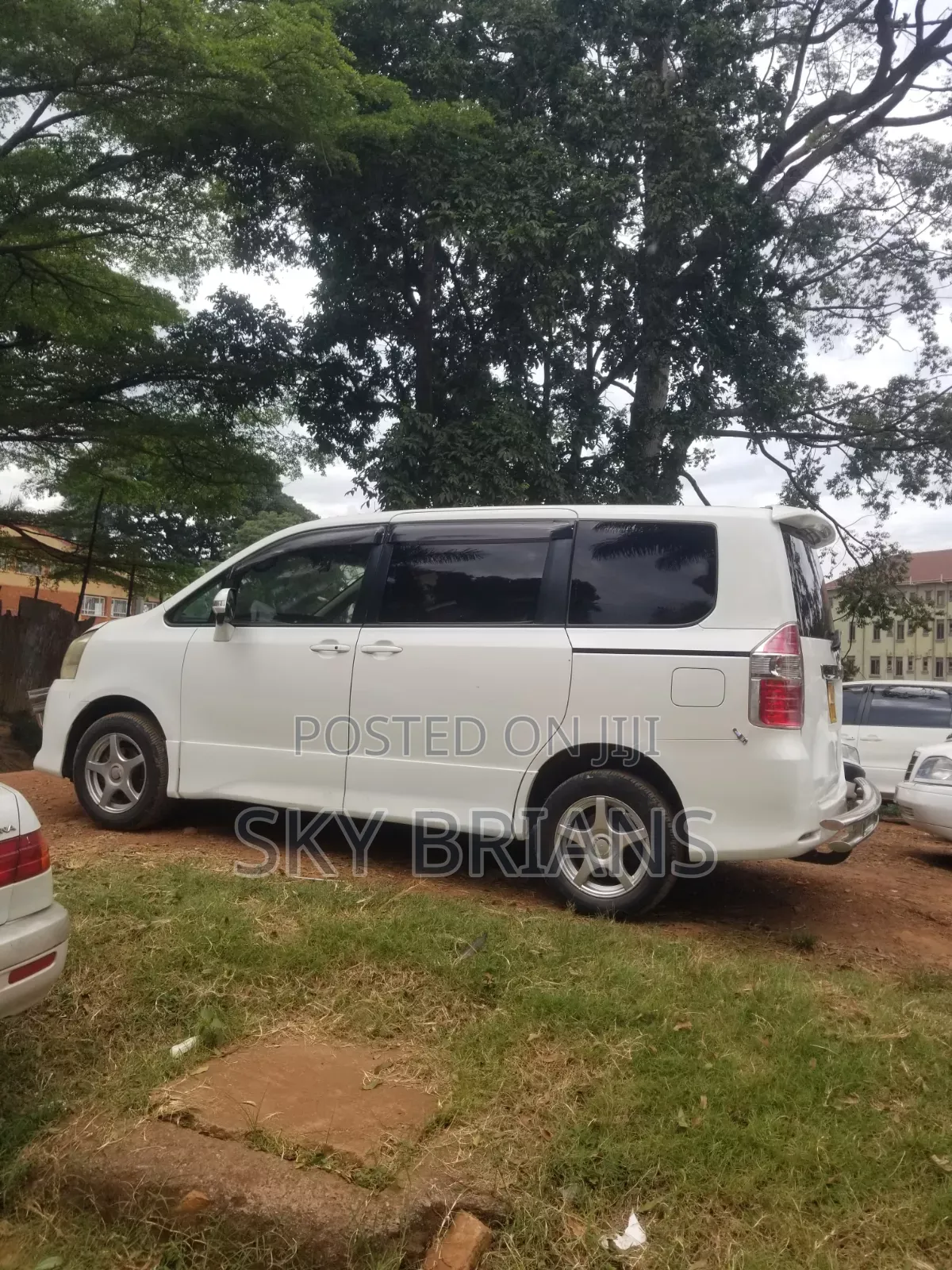 Toyota Noah 2.0 143hp AWD (7 Seater) 2009 White