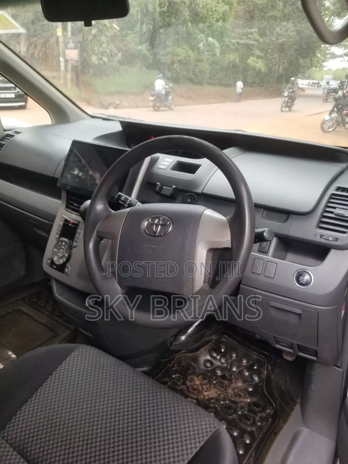 Toyota Noah 2.0 143hp AWD (7 Seater) 2009 White