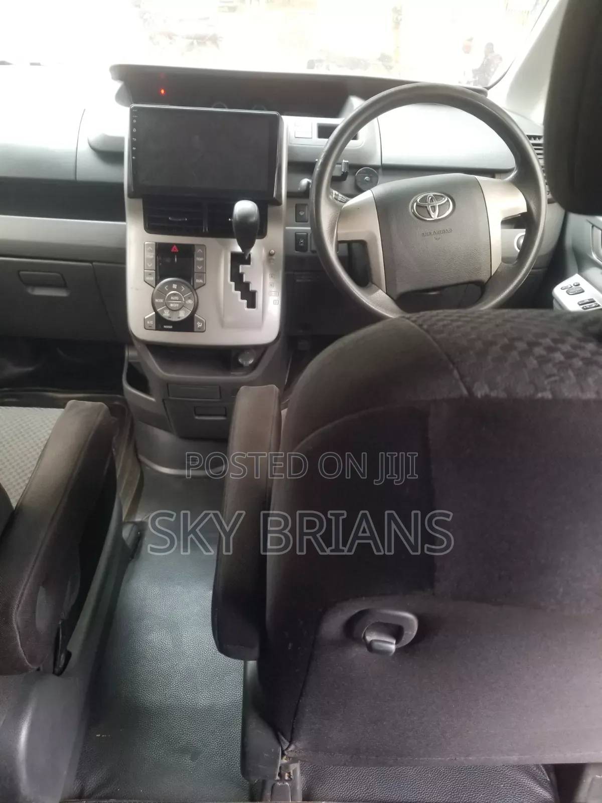 Toyota Noah 2.0 143hp AWD (7 Seater) 2009 White