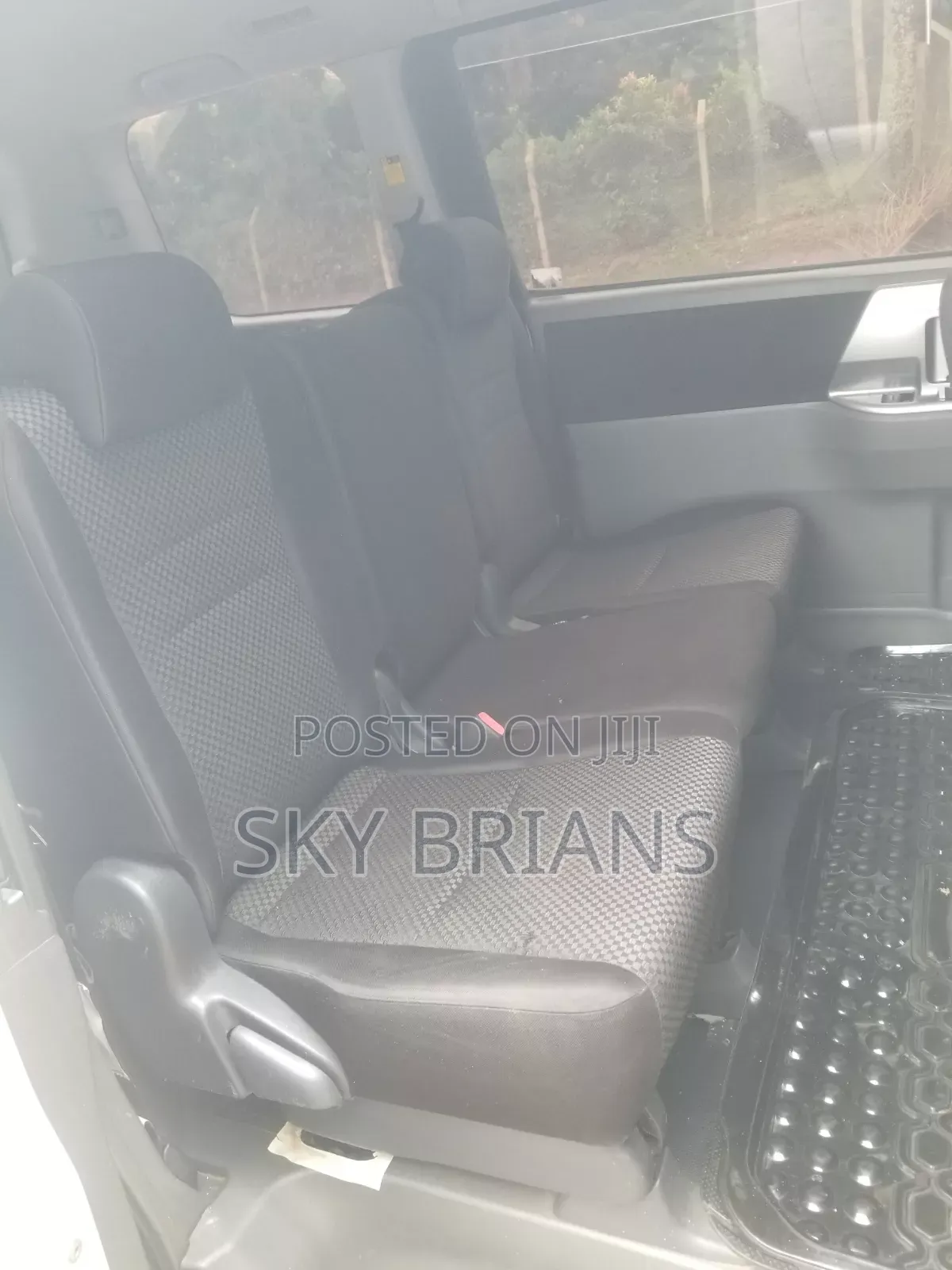 Toyota Noah 2.0 143hp AWD (7 Seater) 2009 White