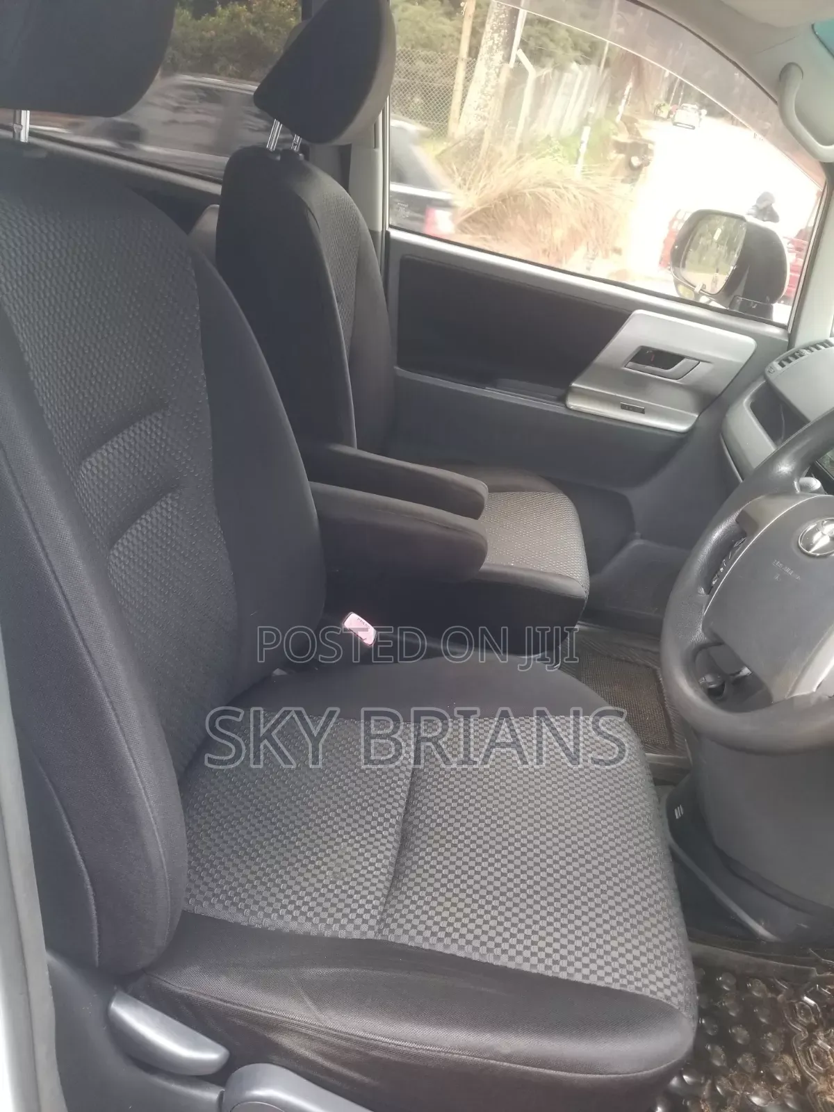 Toyota Noah 2.0 143hp AWD (7 Seater) 2009 White
