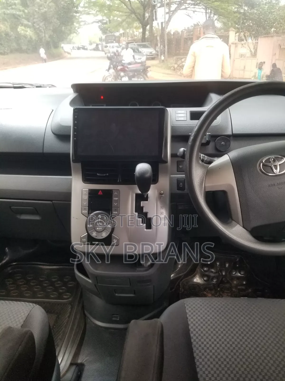 Toyota Noah 2.0 143hp AWD (7 Seater) 2009 White