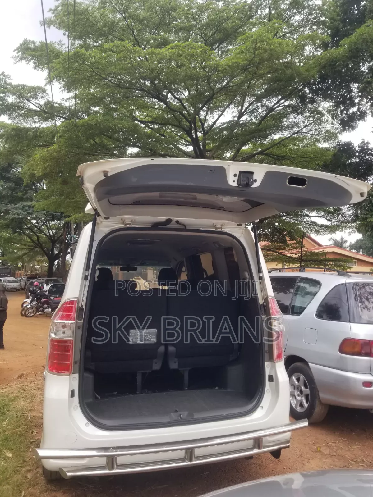 Toyota Noah 2.0 143hp AWD (7 Seater) 2009 White