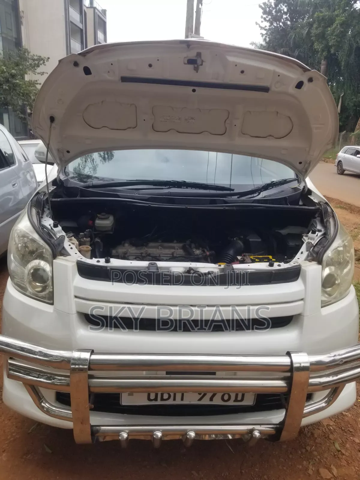 Toyota Noah 2.0 143hp AWD (7 Seater) 2009 White
