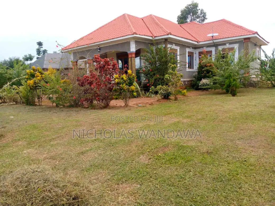 5bdrm Bungalow in Mbale for sale