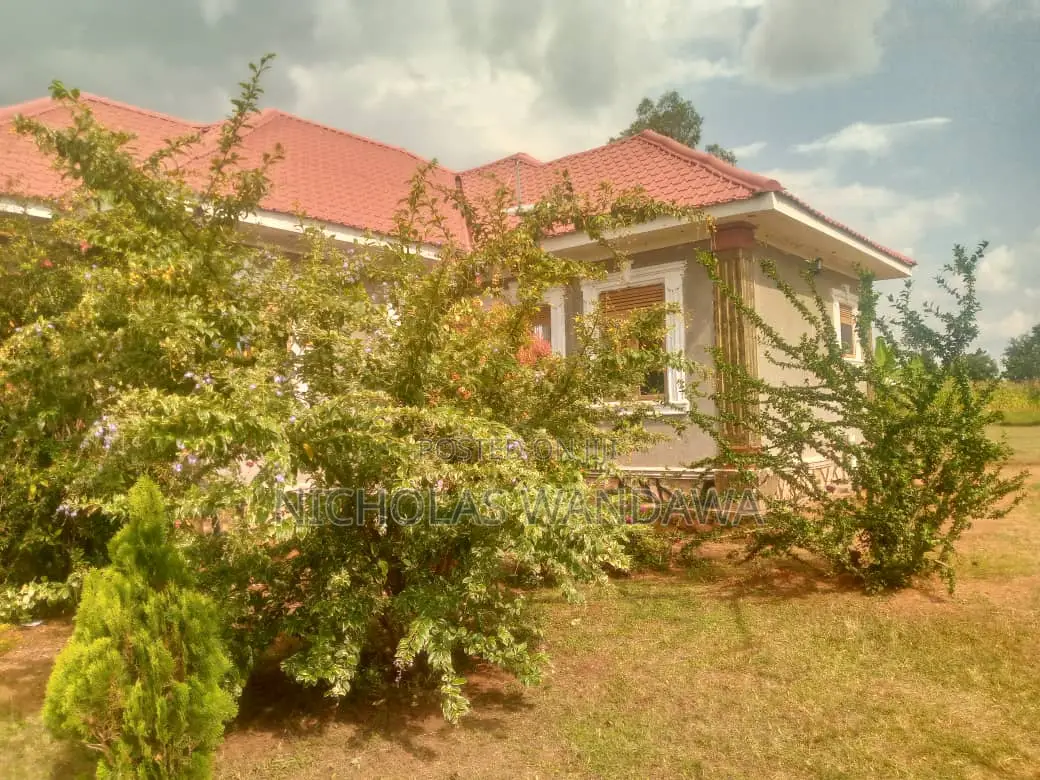 5bdrm Bungalow in Mbale for sale