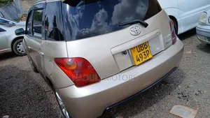 Toyota IST 2008 Gold
