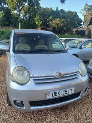 Toyota Sienta 1.5 AWD 2012 Silver