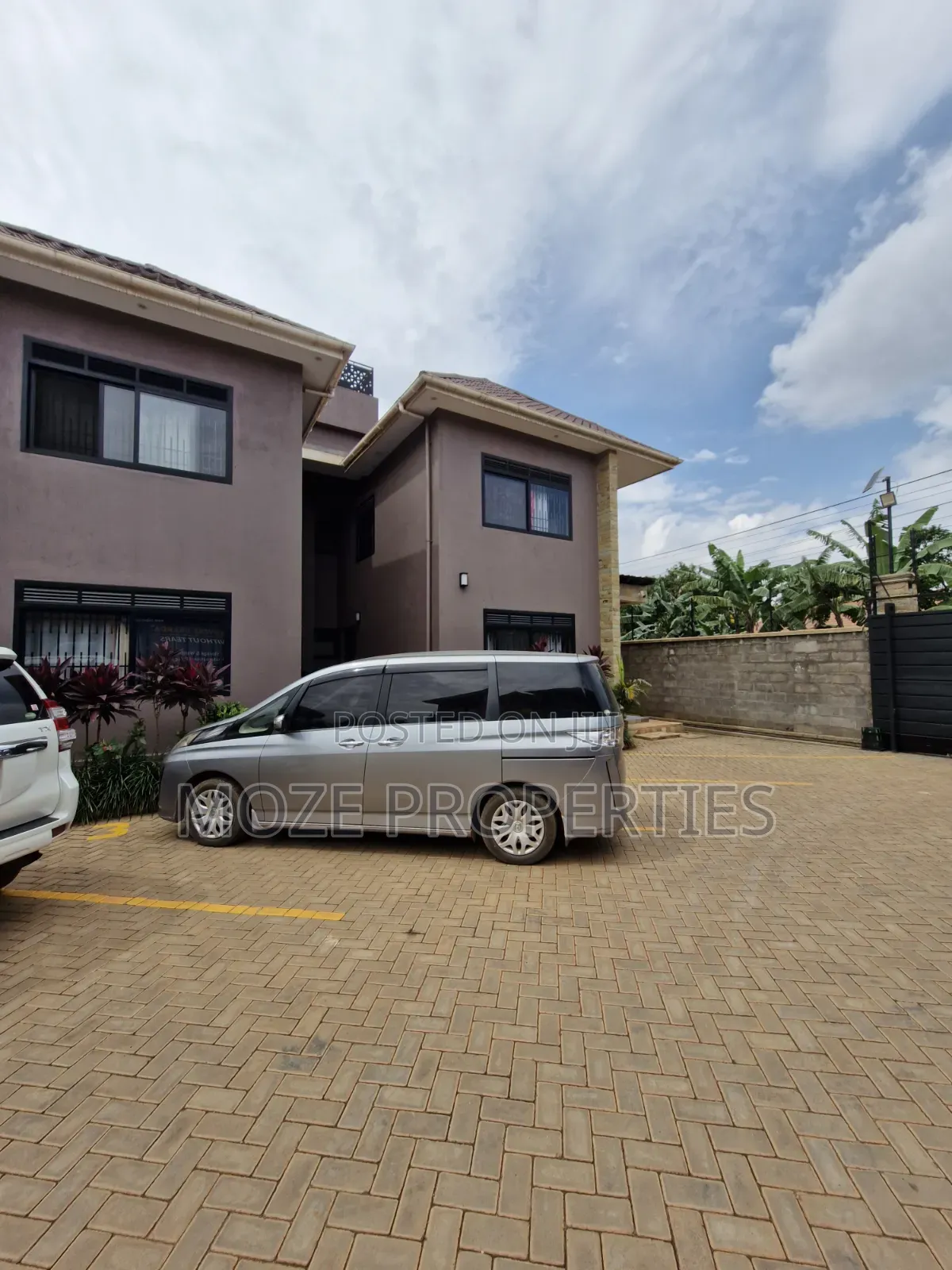 4bdrm Duplex in Kira Mamerito Road., Central Division for rent