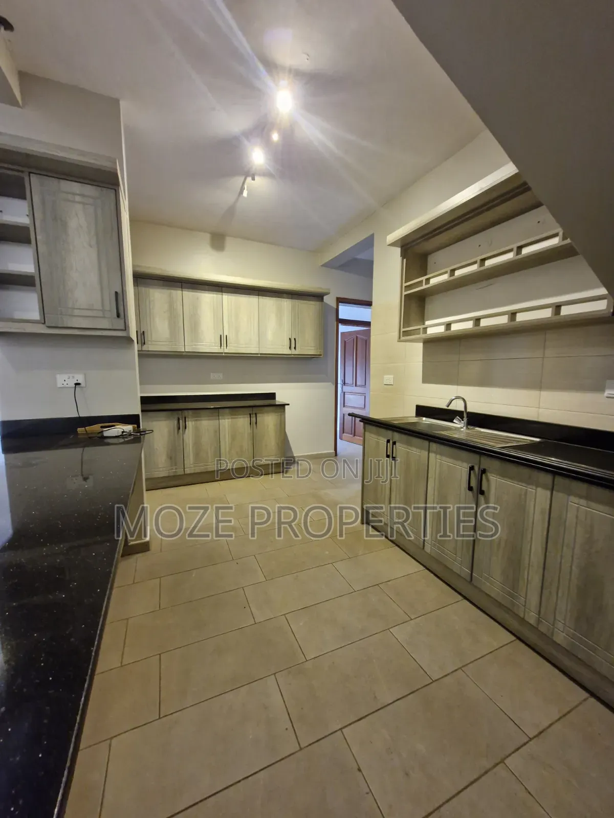 4bdrm Duplex in Kira Mamerito Road., Central Division for rent