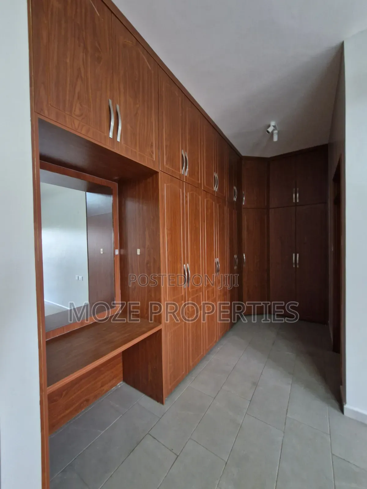 4bdrm Duplex in Kira Mamerito Road., Central Division for rent