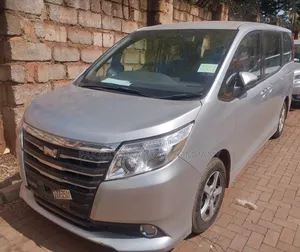 Toyota Noah 2.0 AWD (8 Seater) 2014 Silver