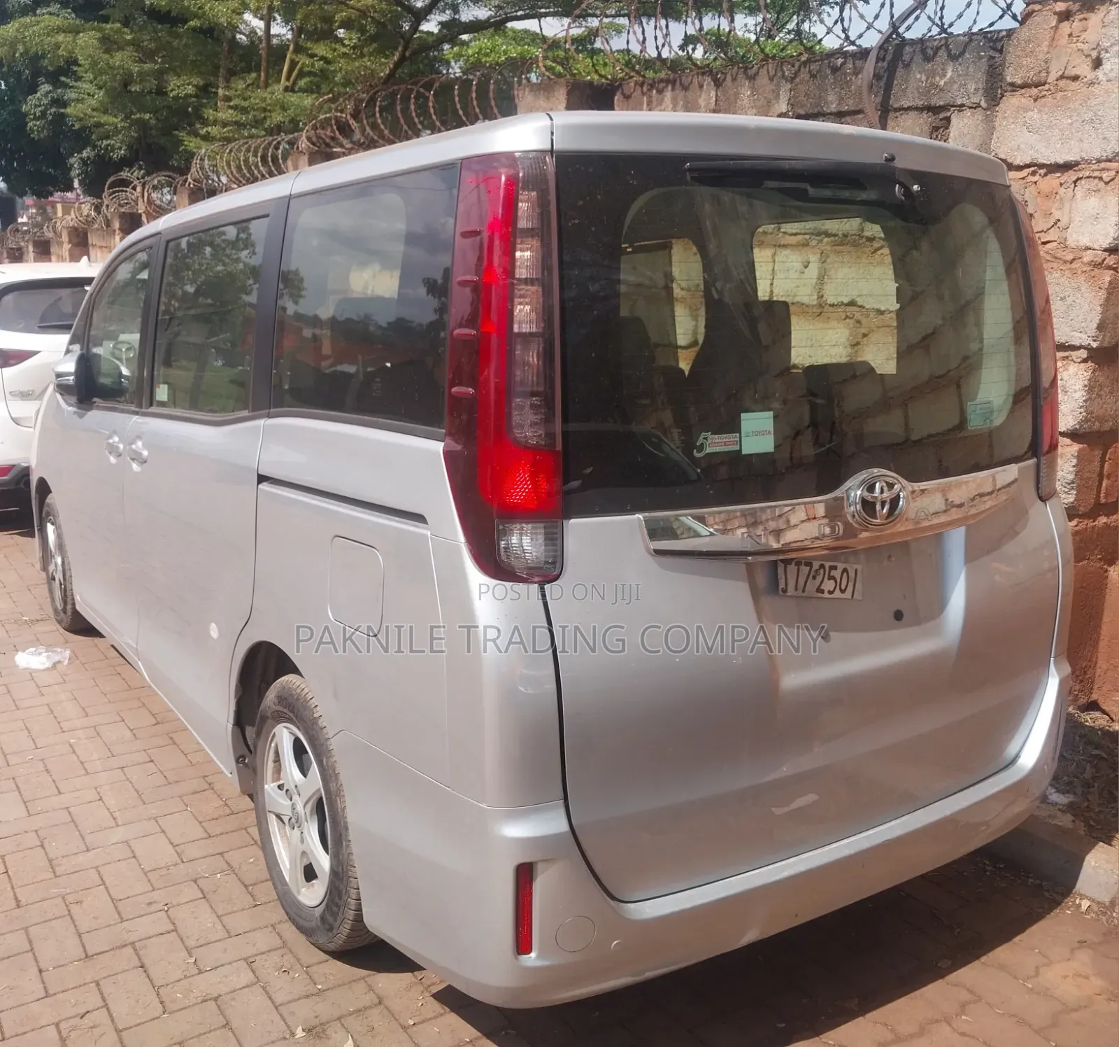 Toyota Noah 2.0 AWD (8 Seater) 2014 Silver