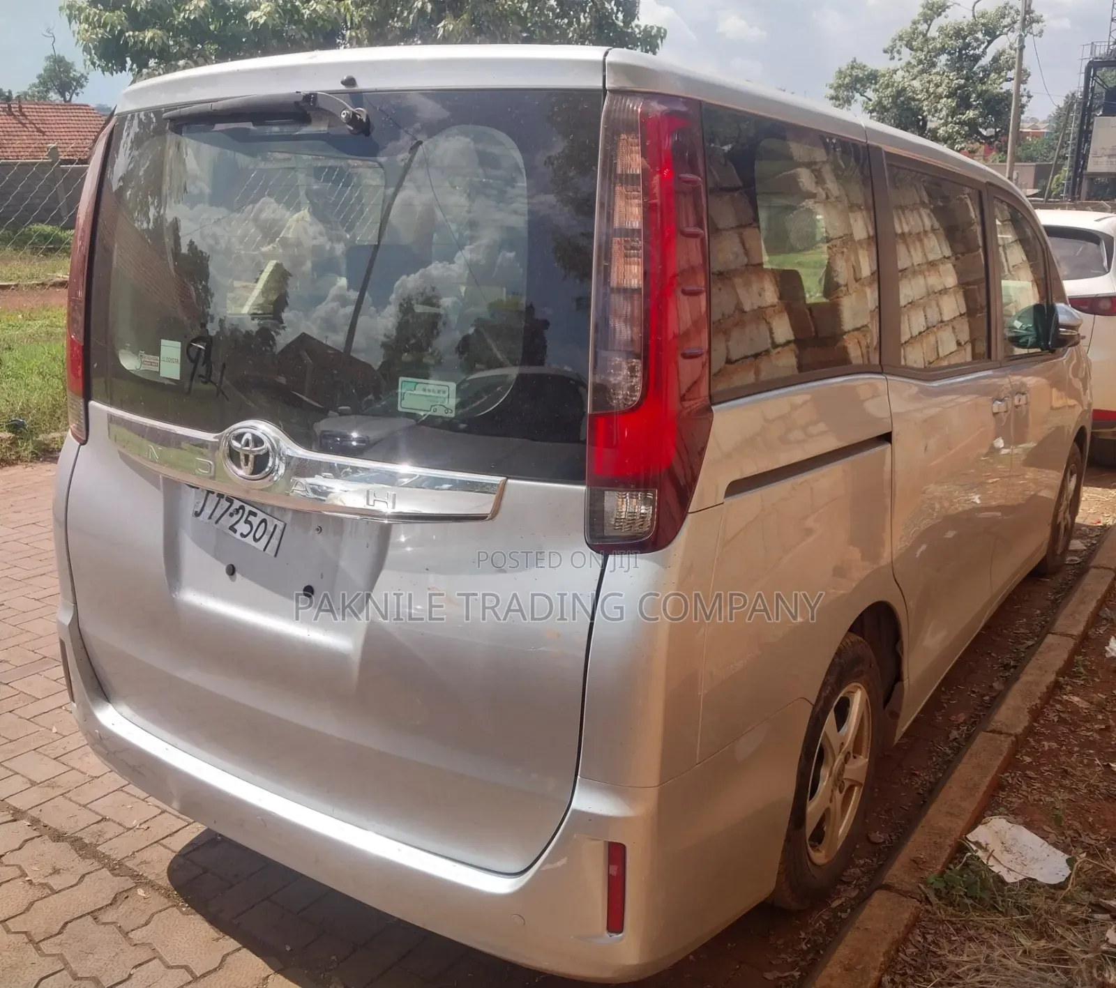 Toyota Noah 2.0 AWD (8 Seater) 2014 Silver