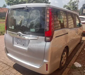 Toyota Noah 2.0 AWD (8 Seater) 2014 Silver