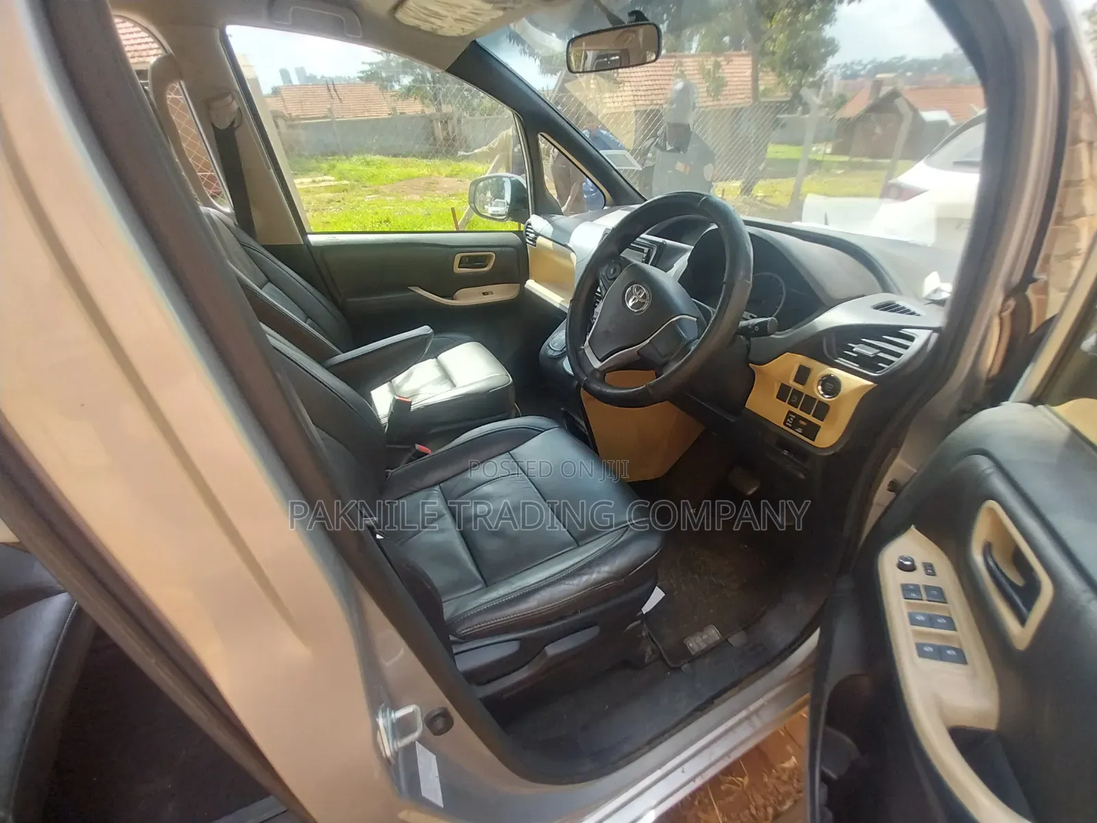 Toyota Noah 2.0 AWD (8 Seater) 2014 Silver