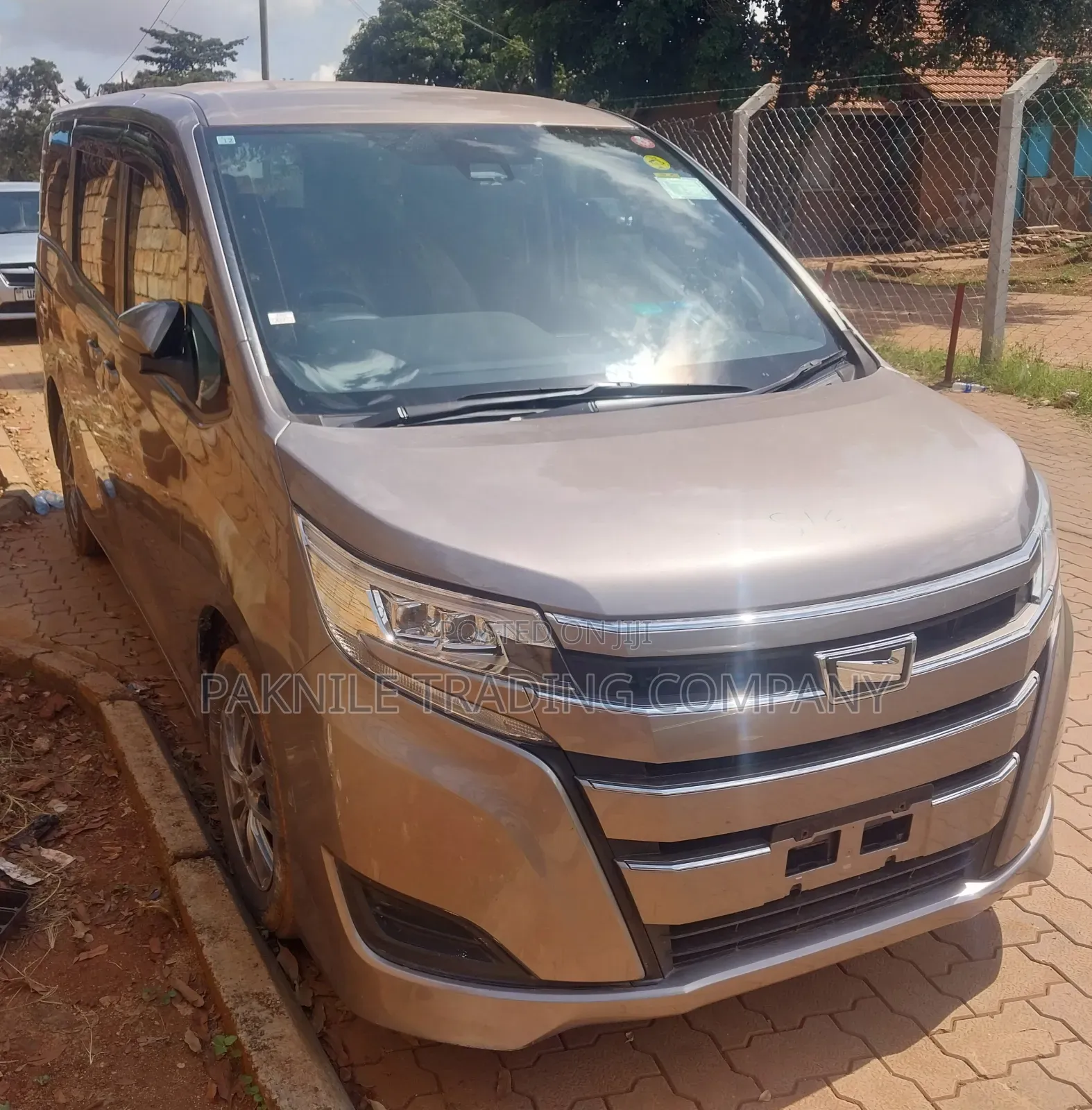 Toyota Noah 2.0 AWD (8 Seater) 2018 Gold