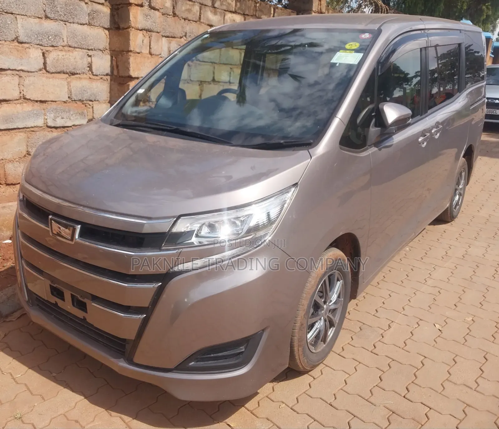 Toyota Noah 2.0 AWD (8 Seater) 2018 Gold