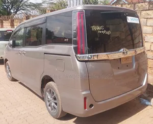 Toyota Noah 2.0 AWD (8 Seater) 2018 Gold