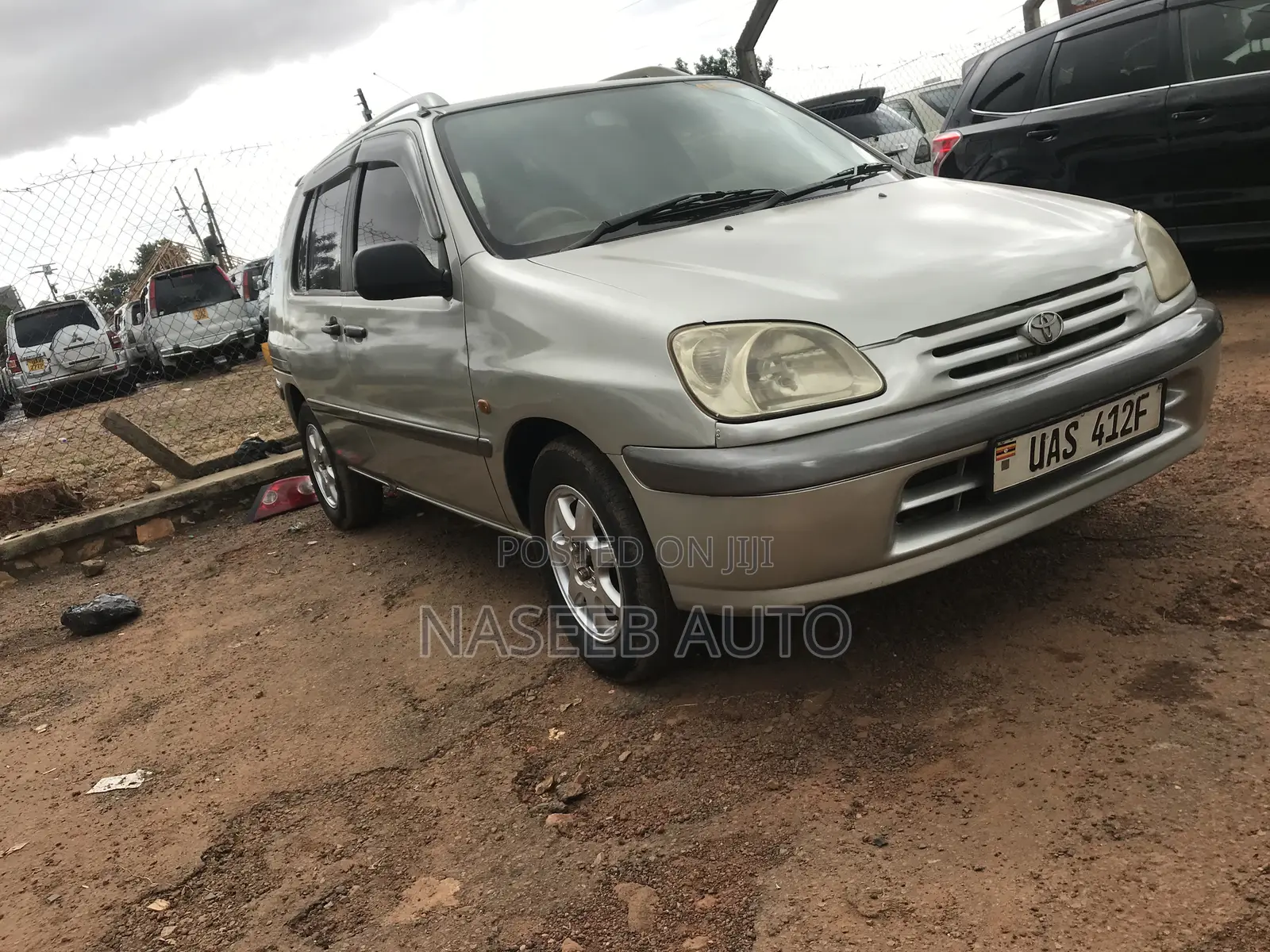 Toyota Raum 2000 Silver