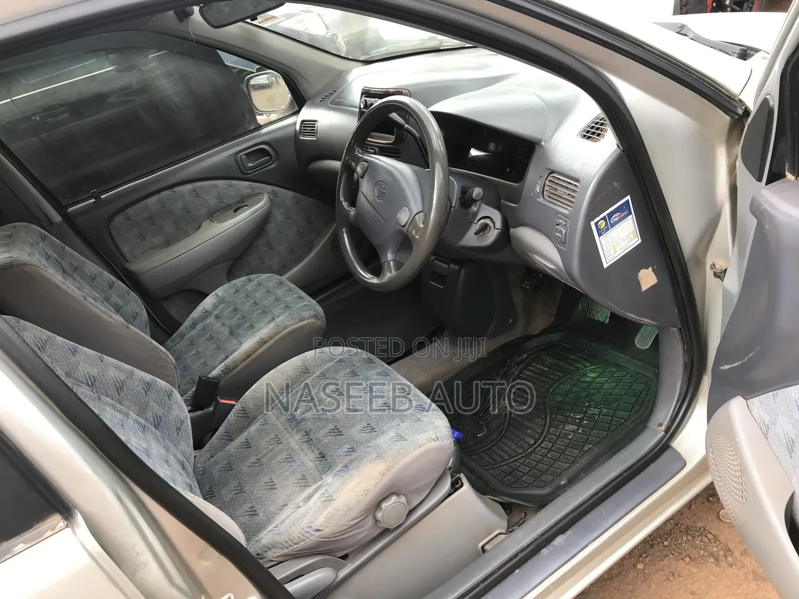Toyota Raum 2000 Silver
