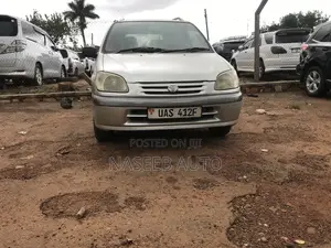 Toyota Raum 2000 Silver