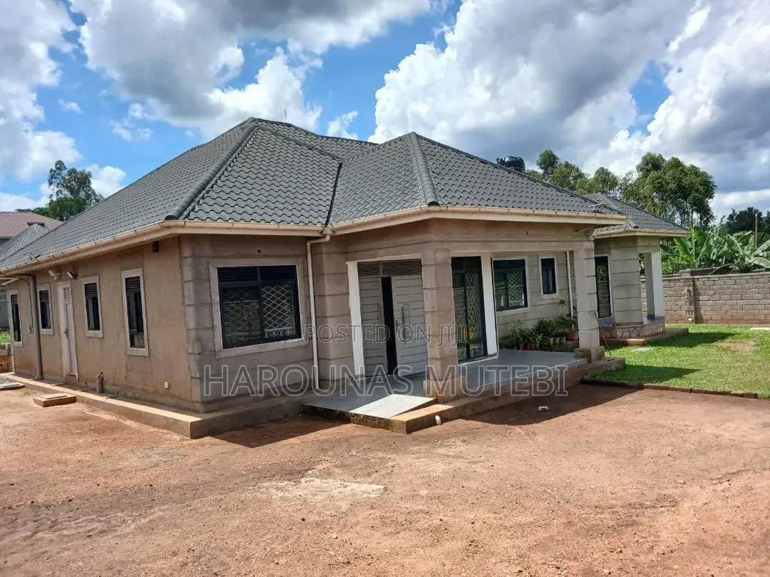 Furnished 5bdrm Bungalow in Residential Shooter, Busukuma for sale
