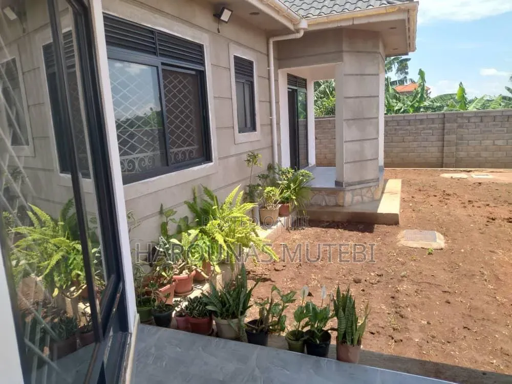 Furnished 5bdrm Bungalow in Residential Shooter, Busukuma for sale