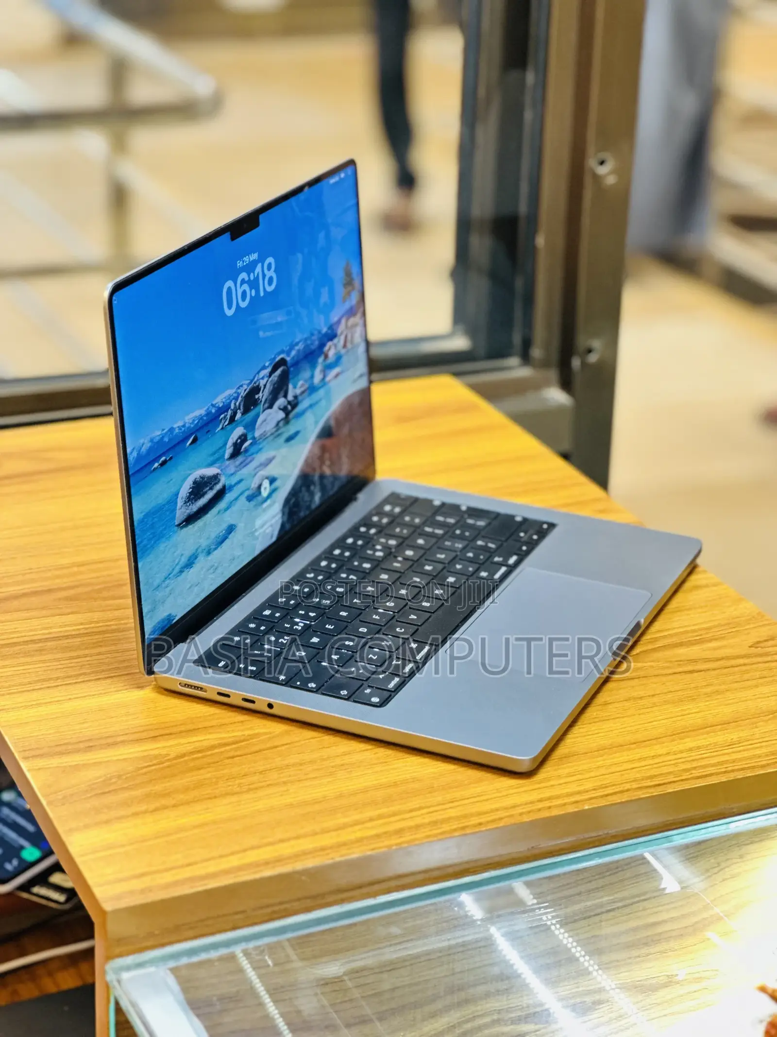 New Laptop Apple MacBook Pro M1 16GB Apple M1 Pro SSD 1T