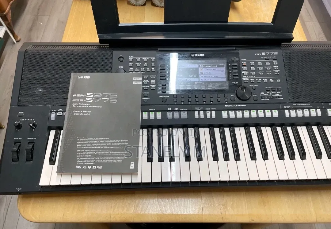 Yamaha PSR S775 Keyboard Piano