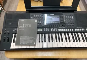 Yamaha PSR S775 Keyboard Piano