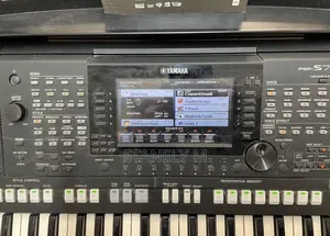 Yamaha PSR S775 Keyboard Piano