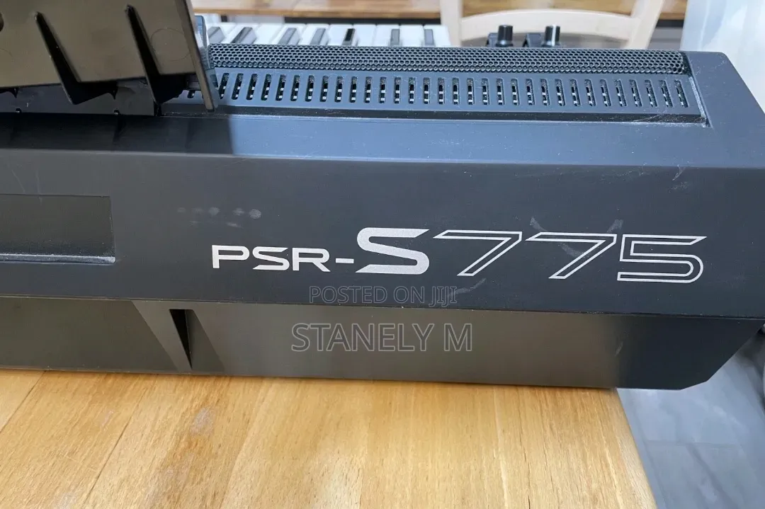 Yamaha PSR S775 Keyboard Piano