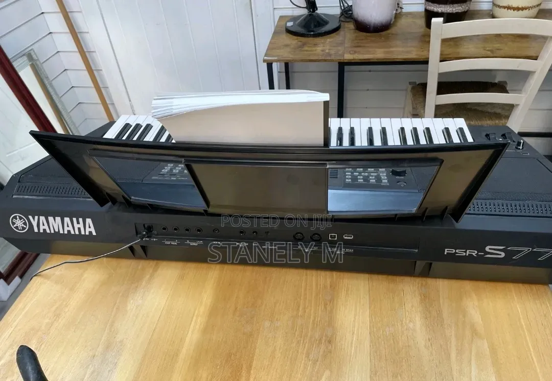 Yamaha PSR S775 Keyboard Piano