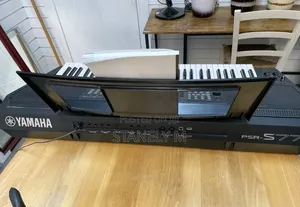 Yamaha PSR S775 Keyboard Piano
