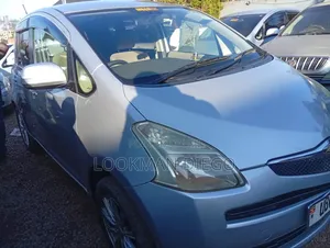 Toyota Ractis 1.5 AWD 2009 Silver
