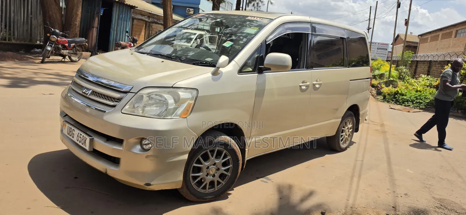 Toyota Noah 2007 Gold